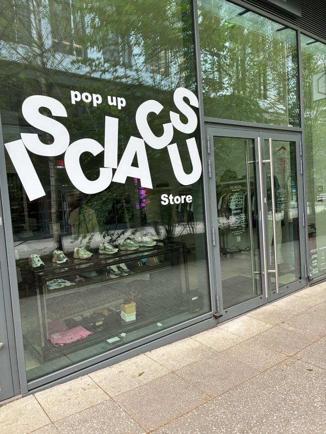 Façade d'Isciacus Store à Issy-les-Moulineaux, vitrine et entrée